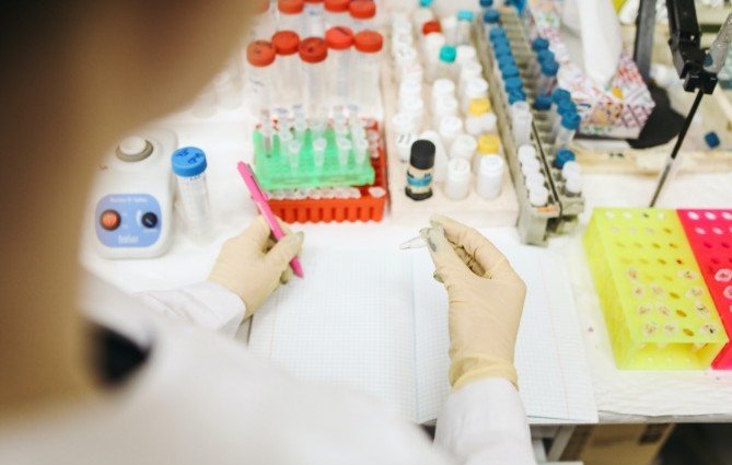 Минздрав РФ одобрил первый российский препарат против коронавируса