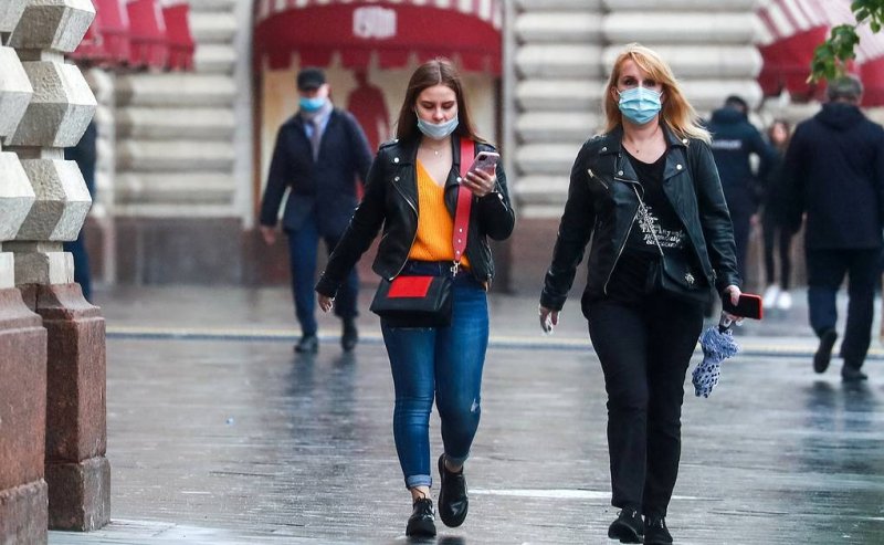 Необходимость носить маски может сохраниться в Москве до середины осени