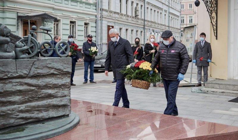С. ОСЕТИЯ. В память детей, погибших в бесланской трагедии, в Москве возложили цветы