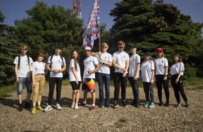 СТАВРОПОЛЬЕ. Активисты РДШ в День России развернули на горе Машук гигантский триколор