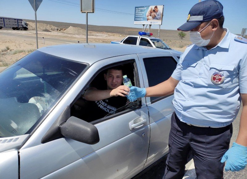 АСТРАХАНЬ. В Астраханской области полицейские помогают водителям справиться с сильной жарой