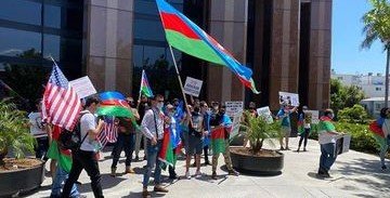 АЗЕРБАЙДЖАН. Армянские националисты напали на мирных азербайджанских протестующих в США
