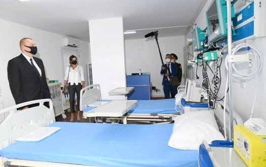 АЗЕРБАЙДЖАН. Ильхам Алиев и Мехрибан Алиева открыли модульный госпиталь для лечения больных коронавирусом в Баку
