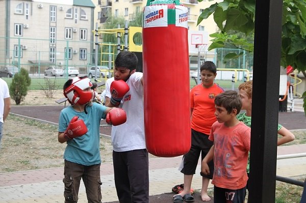 ЧЕЧНЯ. На уличной спортплощадке Грозного установили боксерскую грушу