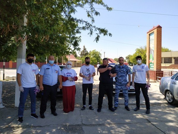 ЧЕЧНЯ. Партийцы раздали 20 тысяч лент триколора жителям Чеченской Республики