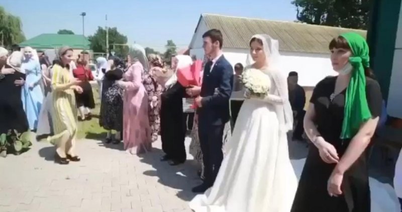 ЧЕЧНЯ. В ЧР устроили свадьбу на избирательном участке