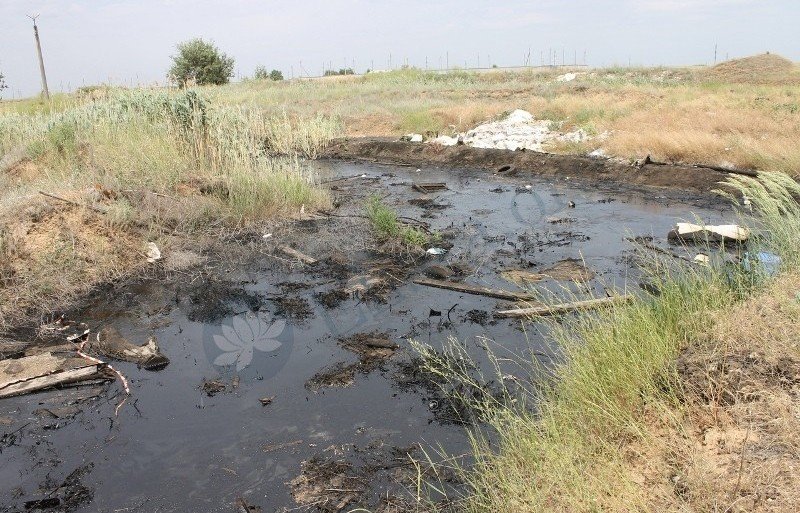 КАЛМЫКИЯ. Обнаруженные в Элисте нефтесодержащие отходы относятся к 3 и 4 классам опасности (ФОТО)