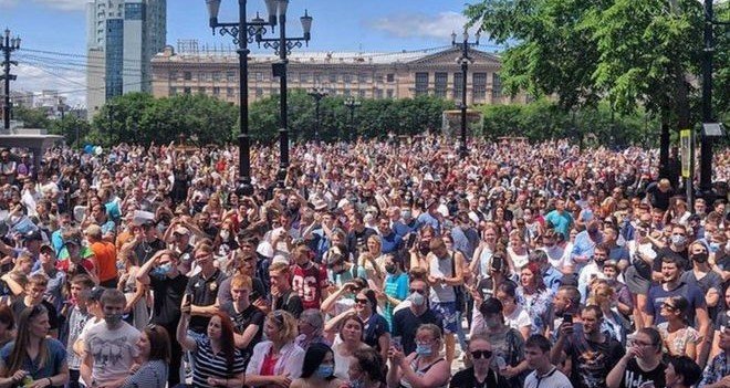 КЧР. В Хабаровске самый массовый митинг в истории города против ареста губернатора Фургала. Люди скандировали лозунги "Свободу!", "Фургал - наш выбор!", "Это наш край!" и "Мы здесь власть", у некоторых в руках были плакаты, в том числе "Я/Мы Фургал"