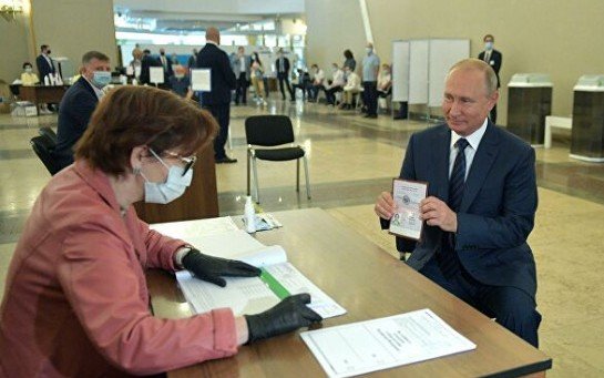 Путин проголосовал по поправкам в конституцию (Видео)