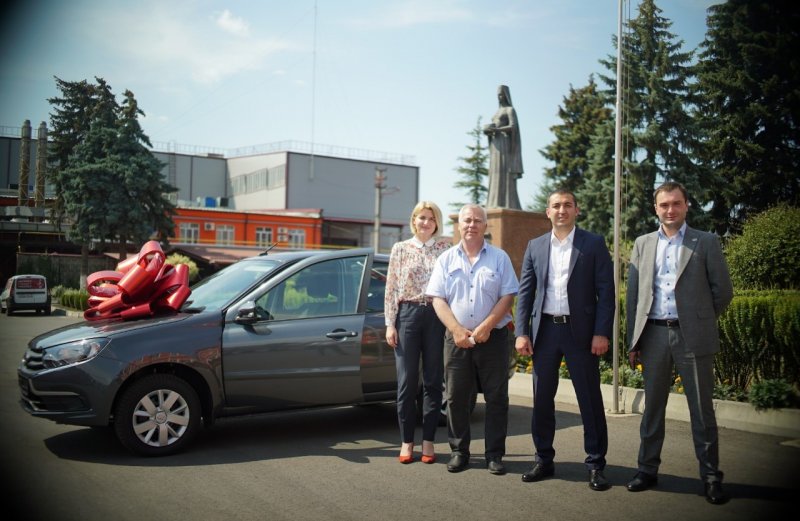 С. ОСЕТИЯ. Вячеслав Битаров подарил издательскому центру Моздока новый автомобиль