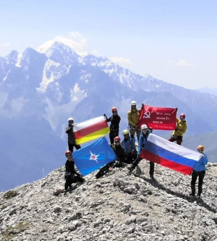 С. ОСЕТИЯ. Знамя над облаками: Белая гора покорена