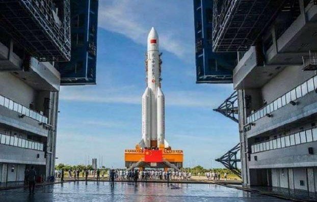 В Китае на стартовую площадку доставили ракету для запуска миссии на Марс