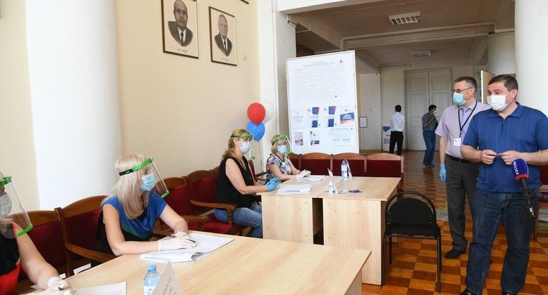 ВОЛГОГРАД. Бочаров проверил избирательные участки Волгограда