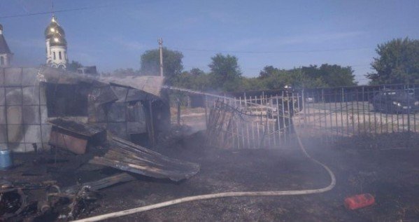 ВОЛГОГРАД. На западе Волгограда загорелся шиномонтаж