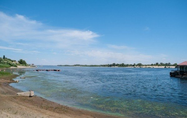 ВОЛГОГРАД. Затонувший в Волге дебаркадер нанес многомиллионный урон природе