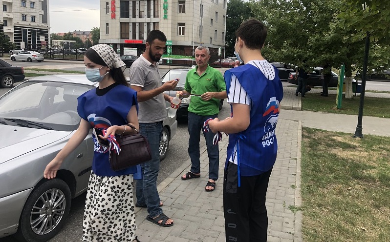 ЧЕЧНЯ. В Чеченской Республике раздали 20 тысяч лент триколора ко Дню флага России.