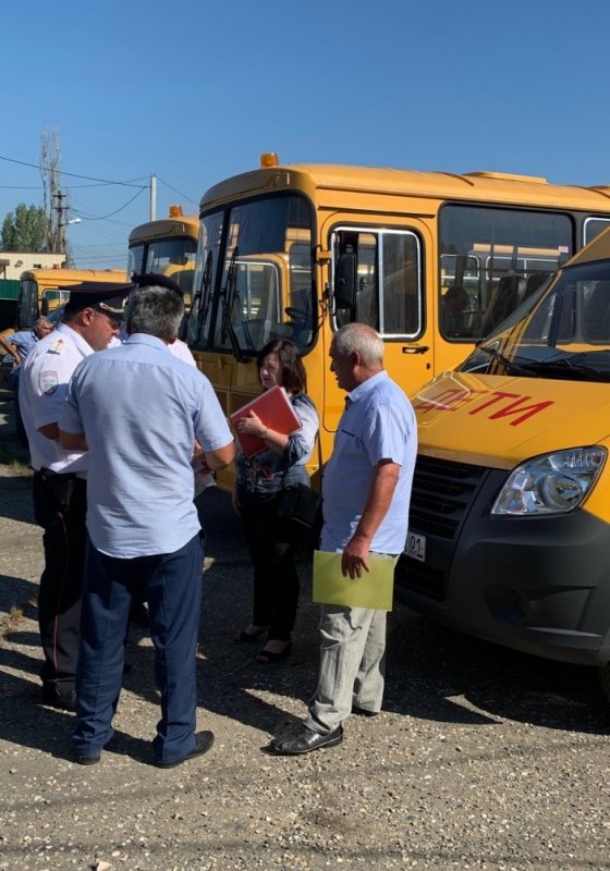 АДЫГЕЯ. В Адыгее перед началом учебного года госавтоинспекторы проверяют состояние школьных автобусов