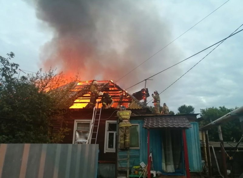 АСТРАХАНЬ. Баня и дом сгорели в Трусовском районе Астрахани