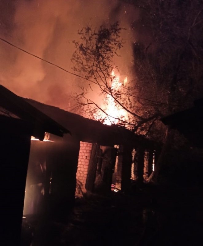 АСТРАХАНЬ. Под Астраханью из горящего дома спасали людей