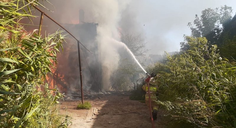 АСТРАХАНЬ. В Советском районе Астрахани тушат крупный пожар