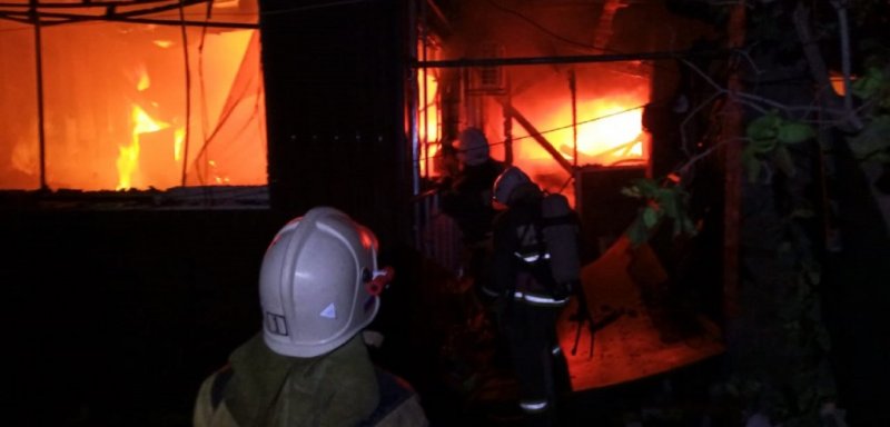 АСТРАХАНЬ. В Трусовском районе Астрахани горит жилой дом