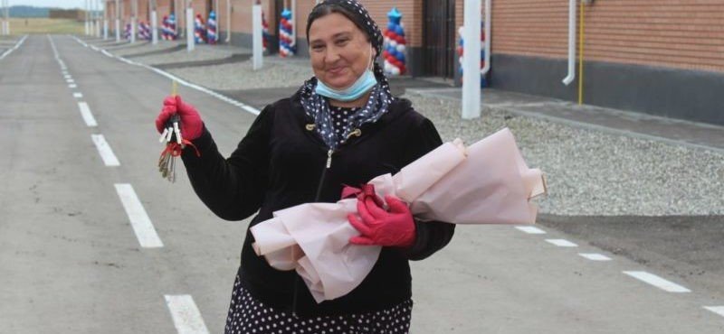ЧЕЧНЯ. А с. Знаменское вручили 62 новых дома жителям оползневых зон
