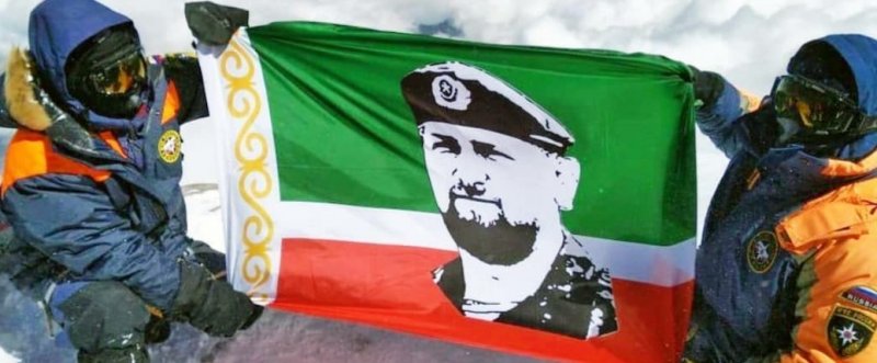 ЧЕЧНЯ. Флаг Чеченской Республики подняли на вершине Эльбруса