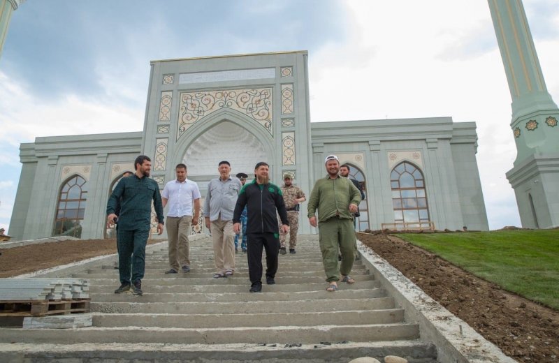 ЧЕЧНЯ. Р. Кадыров ознакомился с ходом строительства центральной мечети поселка Ойсхар Гудермесского района