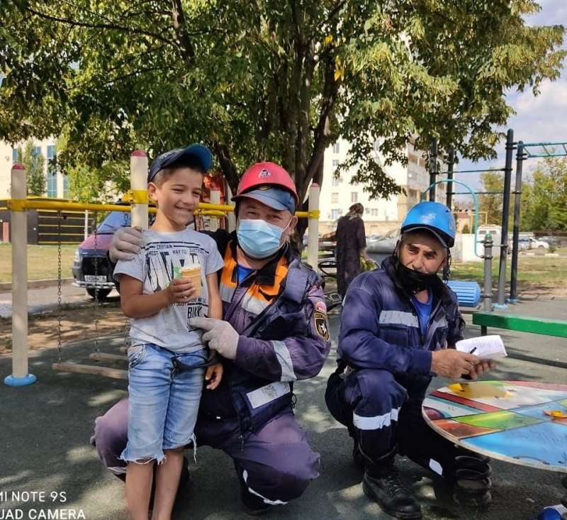 ЧЕЧНЯ. В Грозном спасатели помогли ребенку, попавшему в "ловушку" на детской площадке