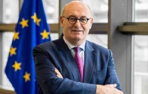 Глава Еврокомиссии приняла отставку еврокомиссара Хогана, нарушившего карантин