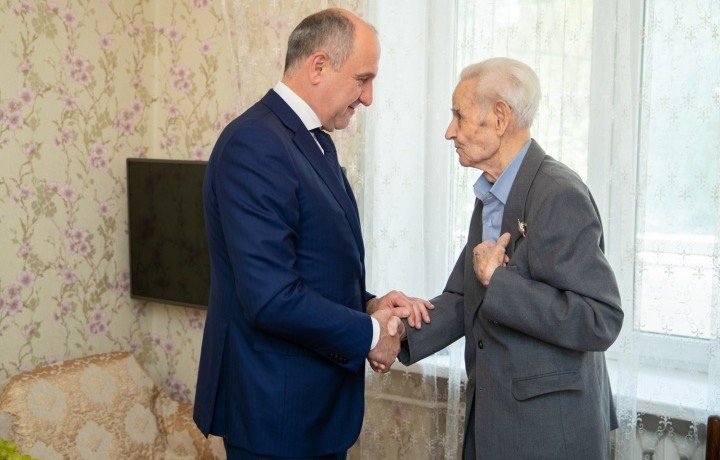 КЧР. Глава Карачаево-Черкесии поздравил ветерана войны с 105-летним юбилеем