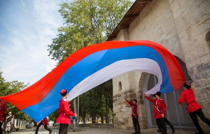 КРАСНОДАР. Большой российский флаг развернули в Анапе возле Русских ворот