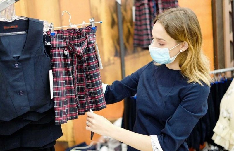 КРАСНОДАР. В Краснодаре стартовала выставка-продажа одежды для школьников