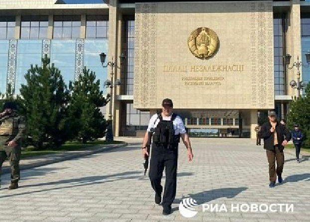 Лукашенко вышел из дворца Независимости с автоматом в руке