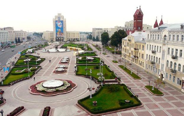 На Площади Незавсимости в Минске, где пройдет митинг в поддержку Лукашенко, собрались около 400 человек (видео)