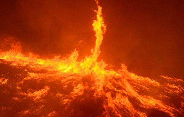 Редчайшее явление: в Калифорнии над лесным пожаром поднялся огненный торнадо