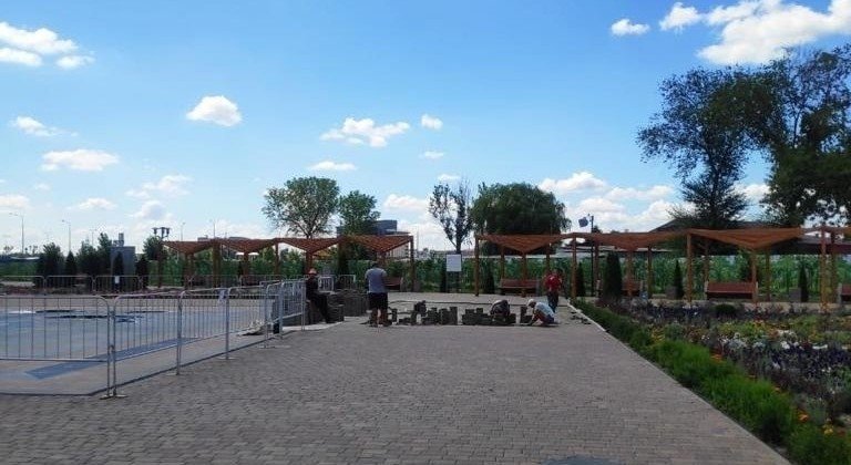 РОСТОВ. Вокруг нового фонтана в парке «Левобережный» дополнительно укрепляют плиточное покрытие