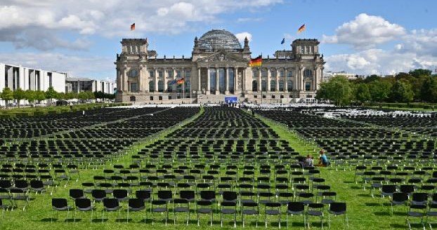13 тыс. белых стульев перед Бундестагом в Берлине: акция с просьбой принять беженцев