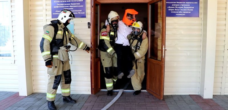 ЧЕЧНЯ. Чеченские спасатели провели в грозненском техникуме пожарно-тактическое занятие