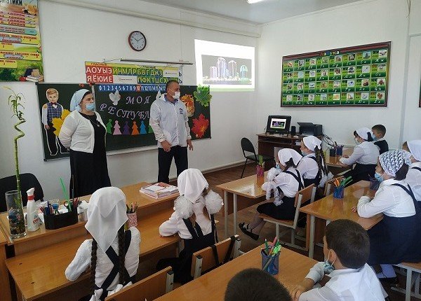 ЧЕЧНЯ. Депутаты «Единой России» поздравили чеченских школьников с началом нового учебного года