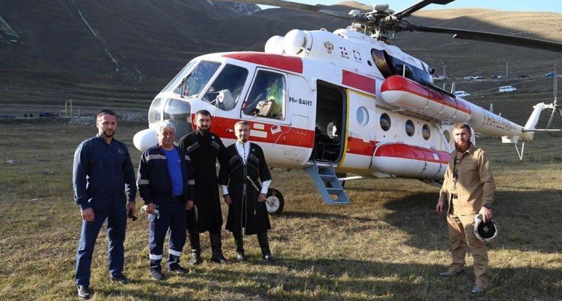 ЧЕЧНЯ. Магомед Даудов и Эльхан Сулейманов приняли участие в эвакуации пациентки с помощью вертолета