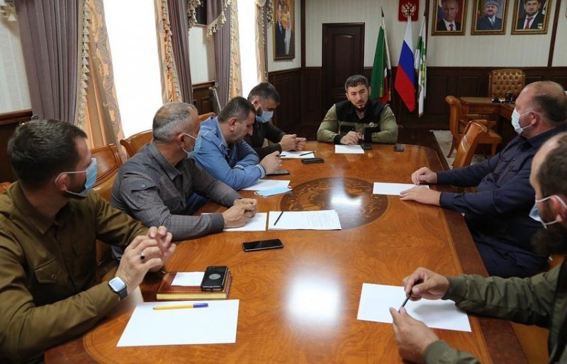 ЧЕЧНЯ. Мэр города провел совещание с заместителями и начальниками территориальных управлений населенных пунктов Чечен-Аул и Комсомольское.