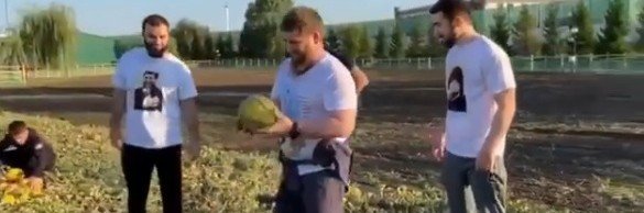 ЧЕЧНЯ. Рамзан Кадыров собрал с товарищами урожай дынь