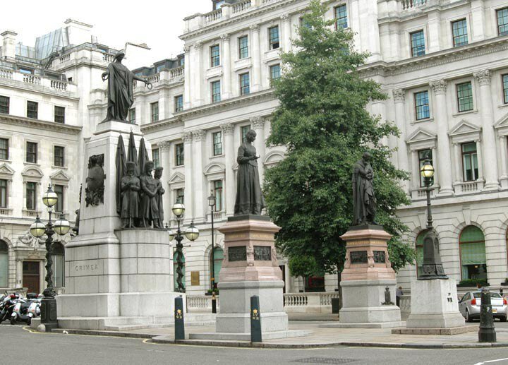 Посвященная кавказцам  табличка на памятнике в Лондоне
