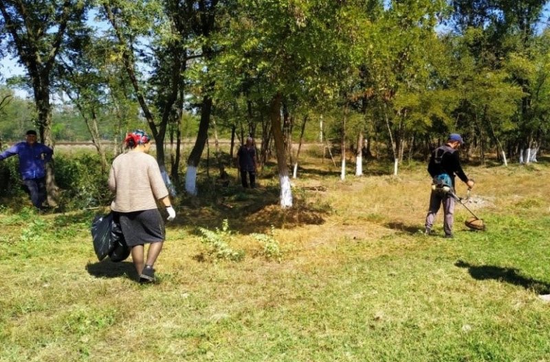 ЧЕЧНЯ. В Шелковском районе проходят санитарные субботники (фоторепортаж)