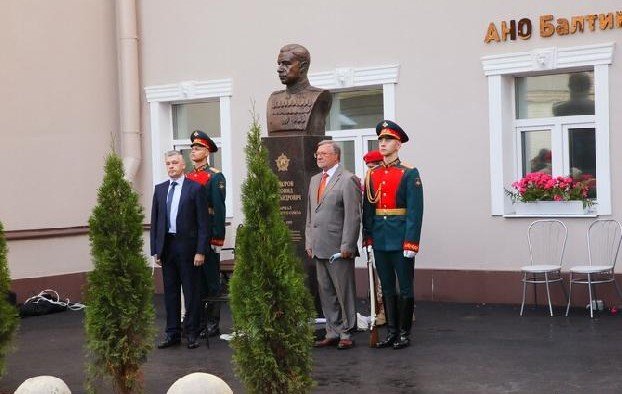 Два бюста маршала Говорова в подарок Петербургу