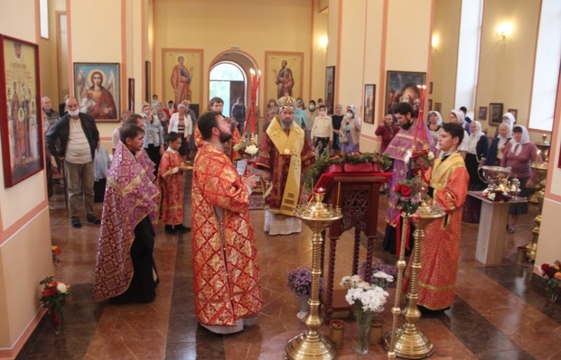 КАЛМЫКИЯ. Архиепископ Юстиниан совершил чин Воздвижения Креста в храме Городовиковска