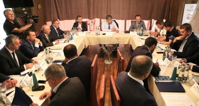 КБР. Глава Кабардино-Балкарии Казбек Коков провел выездное совещание по вопросам развития курорта «Эльбрус»
