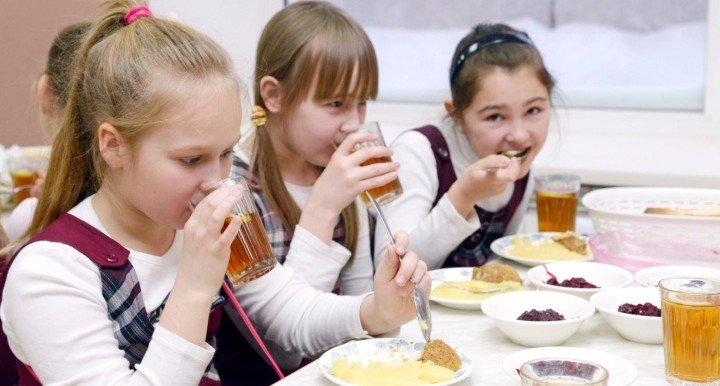 КЧР. Бесплатное горячее сбалансированное питание для младшеклассников будет организовано во всех образовательных организациях Карачаево-Черкесии, включая малокомплектные школы