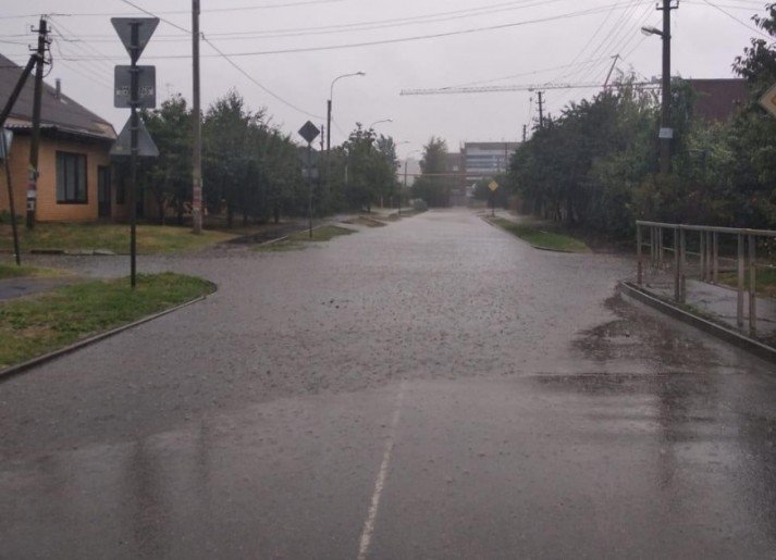 КРАСНОДАР. И грянул гром: спецтехника в Краснодаре ликвидирует подтопления на дорогах после дождя